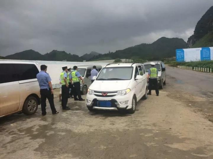 靖西交警查获一辆超员面包车！扎心了~~~~ - 靖西市·靖西网