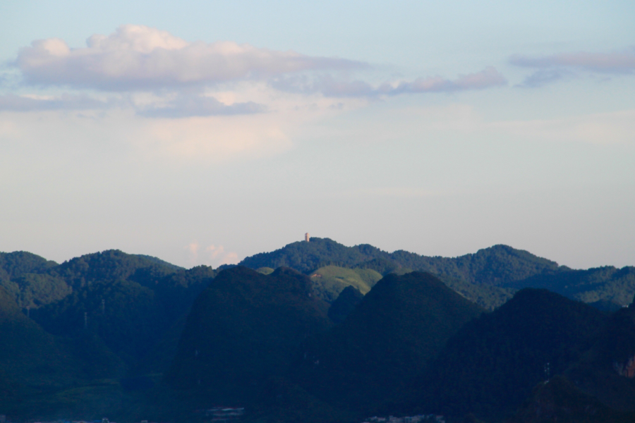 清风易夏景，遍地生秋容。登高送远目，倚阑观群峰。 - 靖西市·靖西网