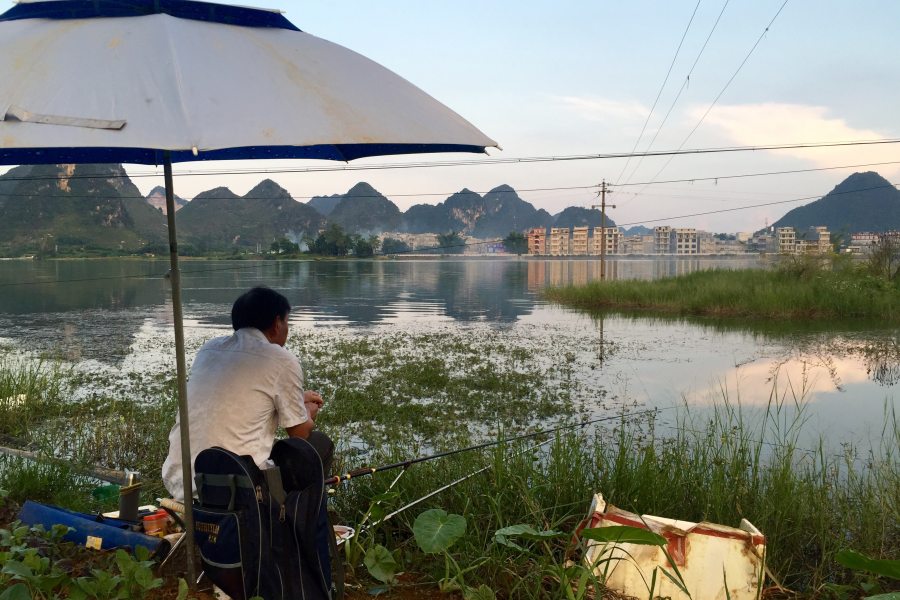 斜阳又照龙潭水，日落更见垂钓人。 - 靖西市·靖西网