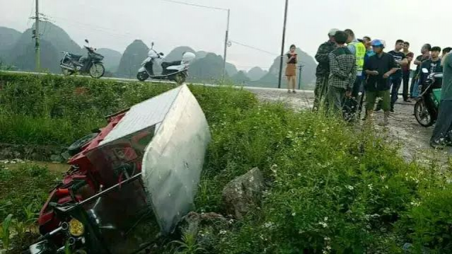 靖西交通事故：二轮撞二轮，两败俱伤；二轮撞三轮，三轮躺农田里 - 靖西市·靖西网