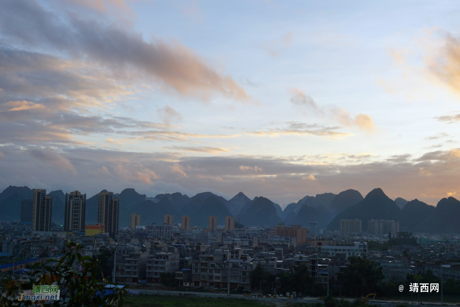 靖西晨景，国庆期间，市区上空，彩霞绚丽，多姿多彩 - 靖西市·靖西网