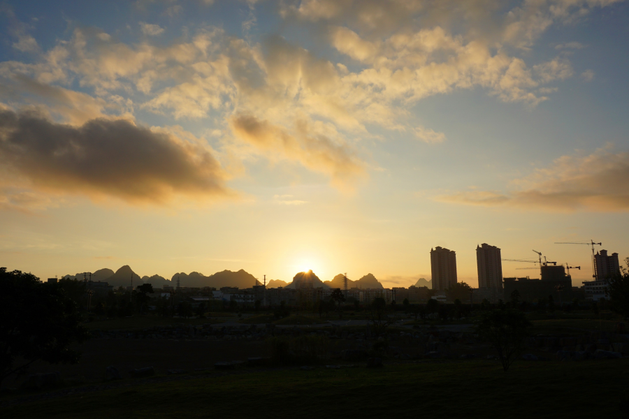 靖西晨景，国庆期间，市区上空，彩霞绚丽，多姿多彩 - 靖西市·靖西网