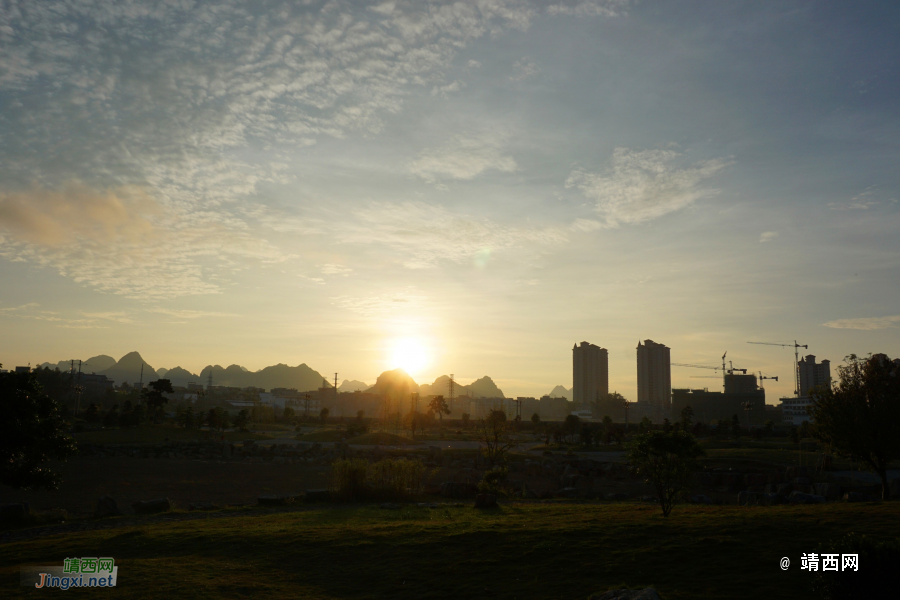 靖西晨景，国庆期间，市区上空，彩霞绚丽，多姿多彩 - 靖西市·靖西网