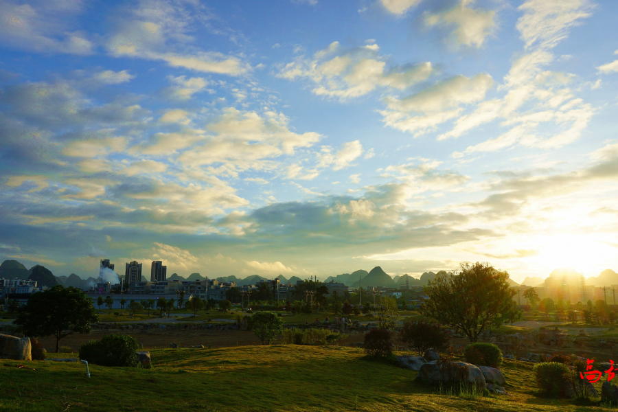 靖西晨景，国庆期间，市区上空，彩霞绚丽，多姿多彩 - 靖西市·靖西网