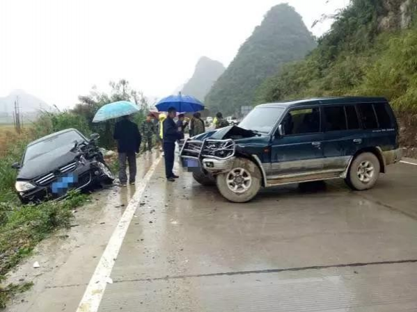 靖西武平发生交通事故，两车车头都撞烂了 - 靖西市·靖西网