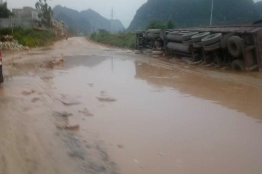 新圩开发区路段坑惨无数司机们 - 靖西市·靖西网