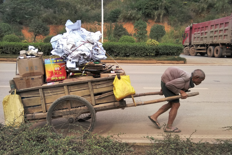 一位卖垃圾的老人 - 靖西市·靖西网