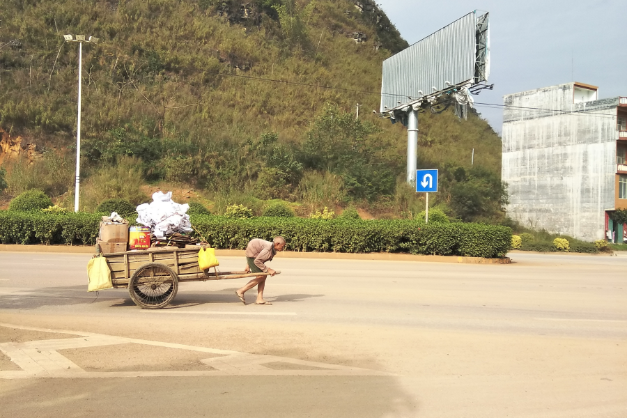 一位卖垃圾的老人 - 靖西市·靖西网