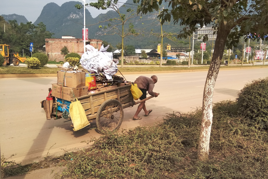 一位卖垃圾的老人 - 靖西市·靖西网