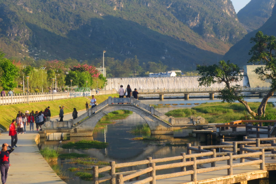 晨跑路上观佳景，日出龙潭映水红。 - 靖西市·靖西网