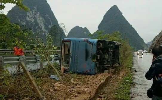 靖西化峒路段一客车发生侧翻，多名乘客受伤！ - 靖西市·靖西网