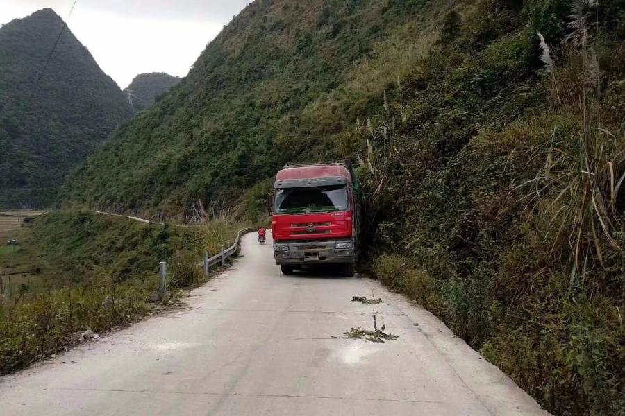 去安德的路 堵住了？？？大货撞上石头？？？ - 靖西市·靖西网