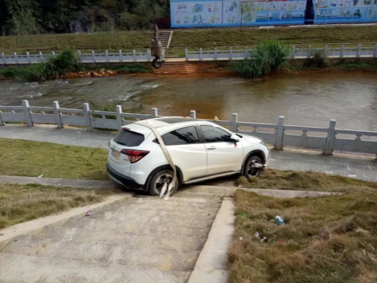 现实版绝地求生！靖西一轿车冲下台阶险跳河 - 靖西市·靖西网