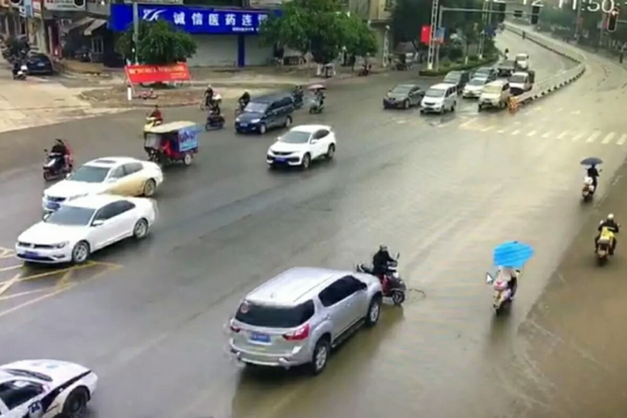 惨！靖西双拥路口一电动车闯红灯被撞飞！（附视频） - 靖西市·靖西网