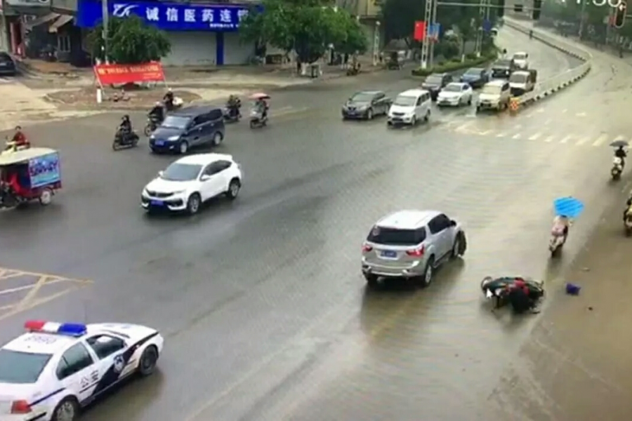 惨！靖西双拥路口一电动车闯红灯被撞飞！（附视频） - 靖西市·靖西网