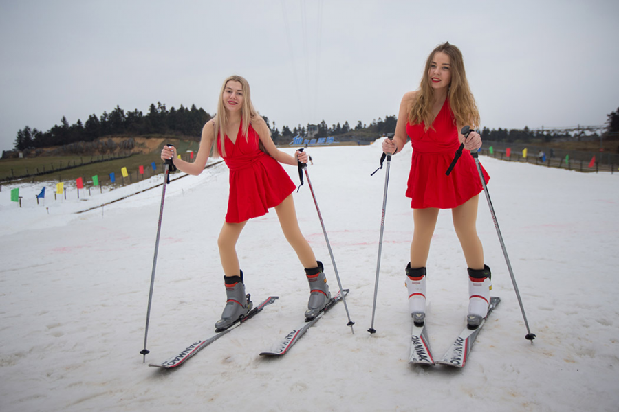 仙女山俄罗斯比基尼美女滑雪--- 一出场就引发尖叫（图） - 靖西市·靖西网
