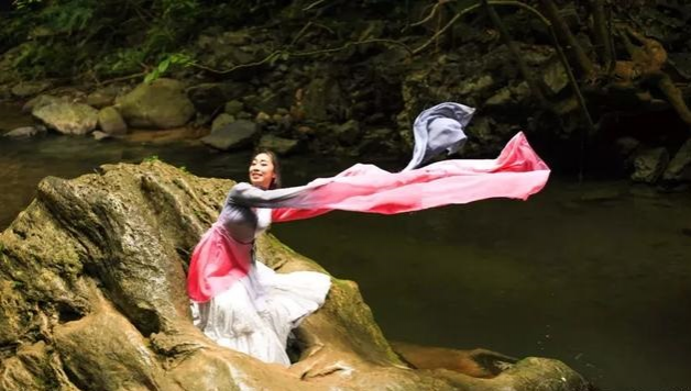 靖西通灵大峡谷首创原生态即兴自由舞户外实景呈现 - 靖西市·靖西网