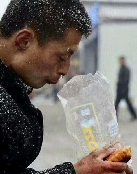 火车站拖车民工冒雪等生意，啃着面包流着鼻涕~~看到这一幕，所有抱怨与痛苦都弱暴了！ - 靖西市·靖西网