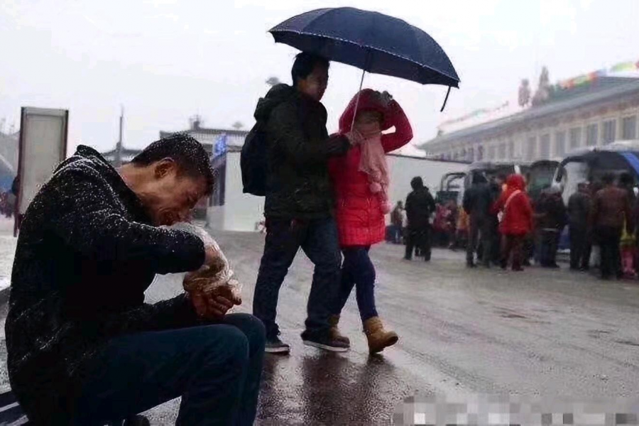 火车站拖车民工冒雪等生意，啃着面包流着鼻涕~~看到这一幕，所有抱怨与痛苦都弱暴了！ - 靖西市·靖西网