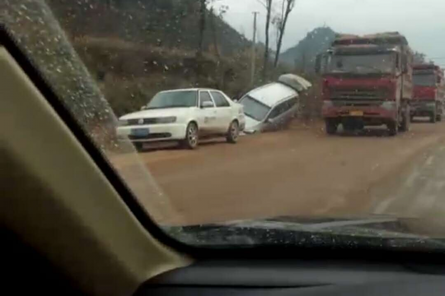 靖西三合路段发生三连撞，面包车残完，红色小车被撞到路边 - 靖西市·靖西网