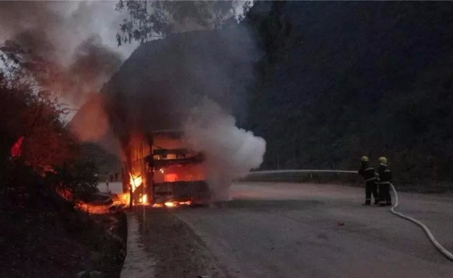 广东至靖西载62名乘客大巴车在田东-德保路段猛烈自燃...... - 靖西市·靖西网