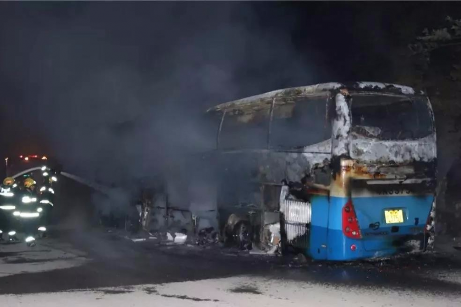 广东至靖西载62名乘客大巴车在田东-德保路段猛烈自燃...... - 靖西市·靖西网