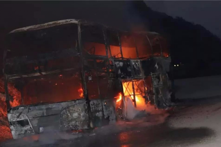 广东至靖西载62名乘客大巴车在田东-德保路段猛烈自燃...... - 靖西市·靖西网