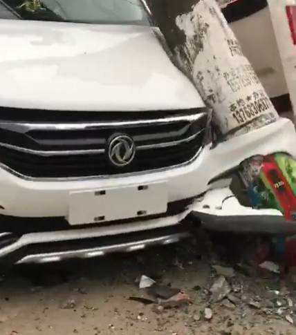 靖西九老亭前电线杆被新车撞断，国产质量很厉害 - 靖西市·靖西网