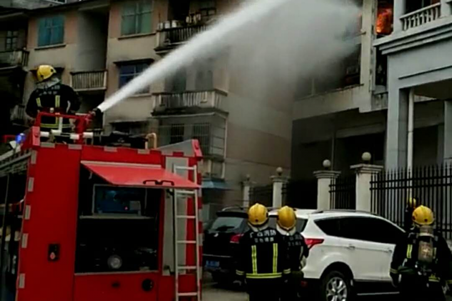 靖西罗 马花园一栋居民楼发生火灾 ，看起来揪心······ - 靖西市·靖西网