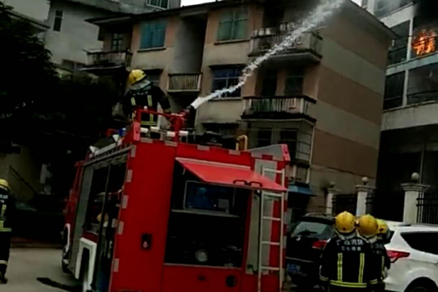 靖西罗 马花园一栋居民楼发生火灾 ，看起来揪心······ - 靖西市·靖西网