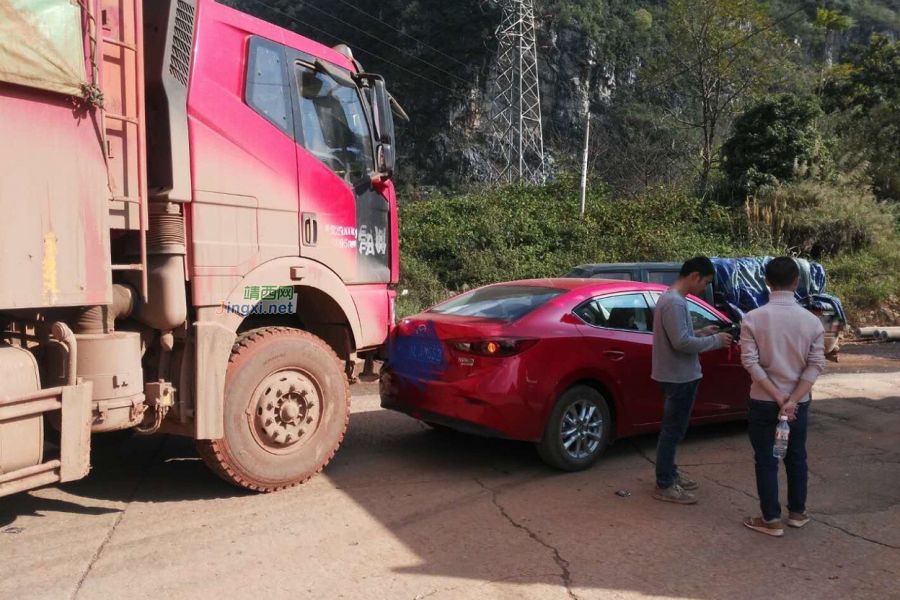 靖西市岜蒙岔路口连续发生两起车祸，都是大货车跟小车 - 靖西市·靖西网