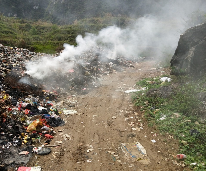 靖西某村屯，这样随意焚烧垃圾真的好吗？ - 靖西市·靖西网