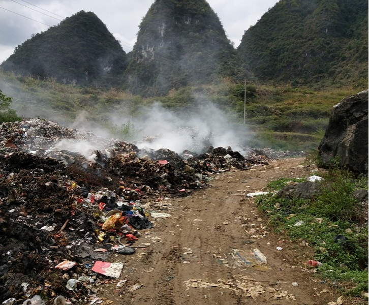 靖西某村屯，这样随意焚烧垃圾真的好吗？ - 靖西市·靖西网