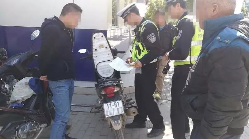 越南男子骑摩托车到靖西市采购，被靖西交警查扣后男子偷偷溜走 - 靖西市·靖西网