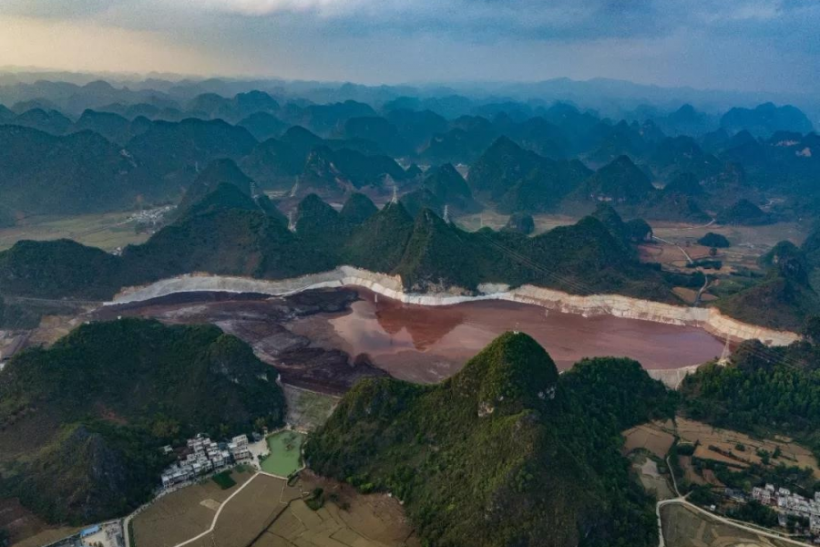 德保：华银铝赤泥库悬在村庄头顶，村民担心今年雨季再再再流出红色污水 - 靖西市·靖西网