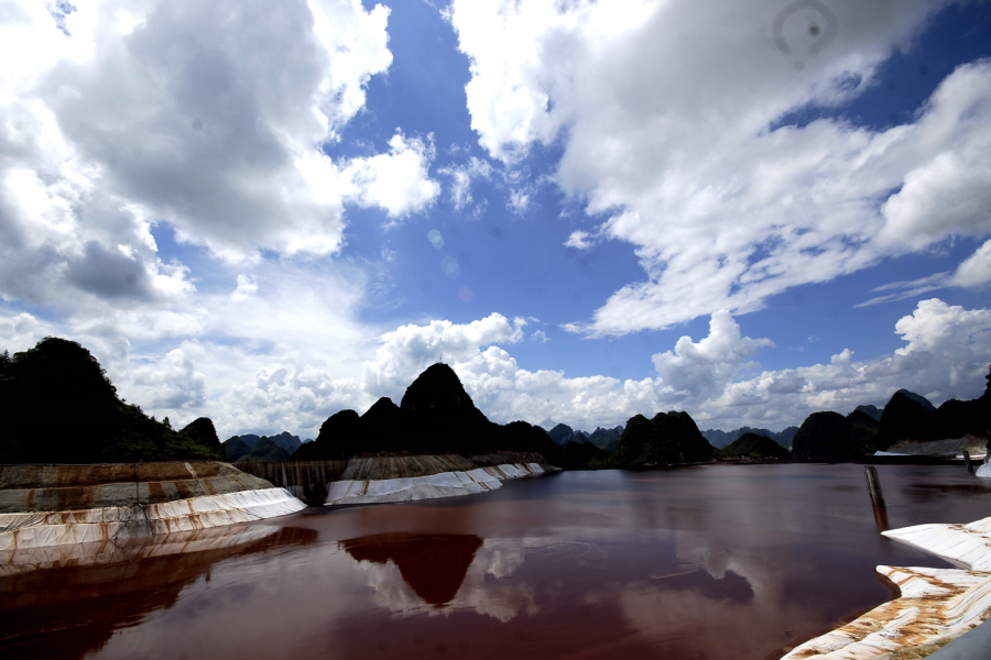 德保：华银铝赤泥库悬在村庄头顶，村民担心今年雨季再再再流出红色污水 - 靖西市·靖西网