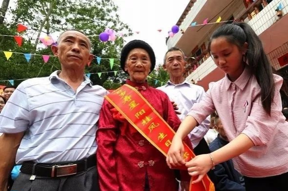 确认过眼神，这位大山里的百岁老人很幸福！ - 靖西市·靖西网