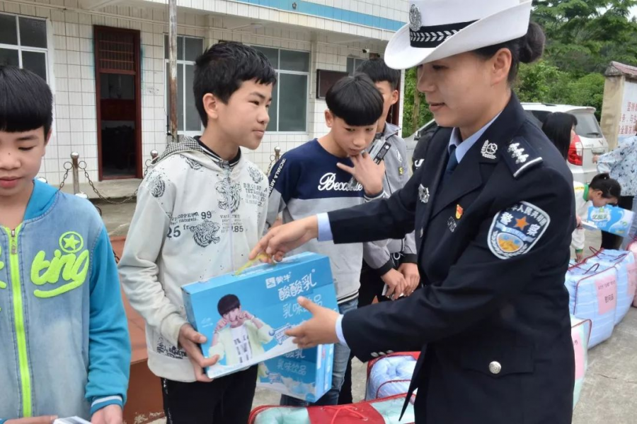 靖西青年民警慰问贫困留守儿童,点滴真情暖人心! - 靖西市·靖西网