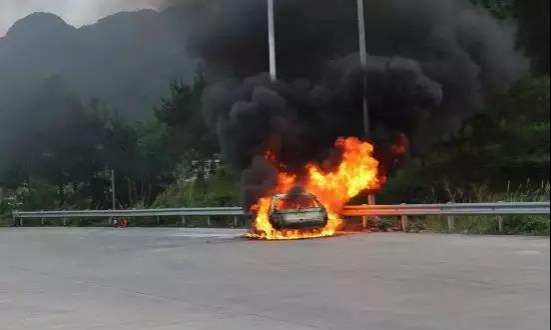 靖西武平高速收费广场一小轿车发生火灾，现场黑烟滚滚...... - 靖西市·靖西网