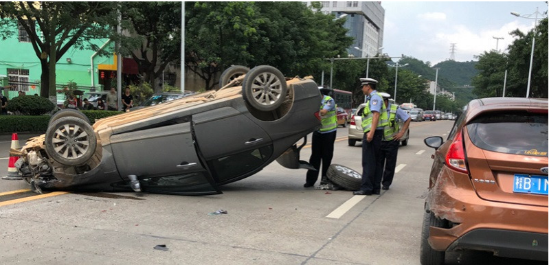 轿车闹市连撞五车致一人危殆 司机逃逸6小时后自首 - 靖西市·靖西网