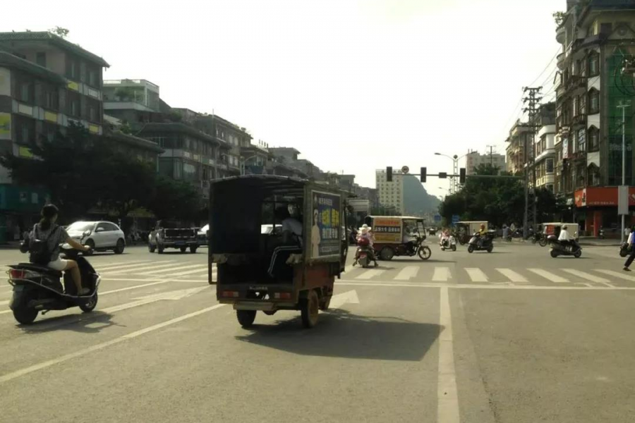 当靖西十字路口的红绿灯不亮后，现场是这样的 - 靖西市·靖西网