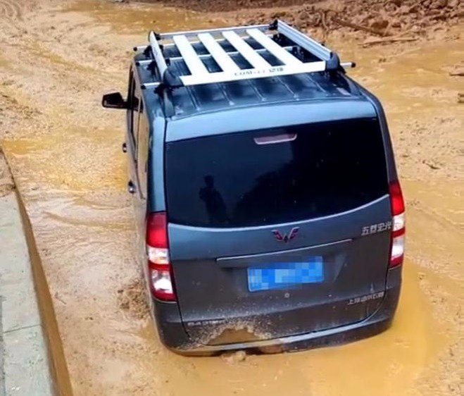 道路比泥田还深，开了十分钟还是原地踏步，进不了百色回不了家 - 靖西市·靖西网