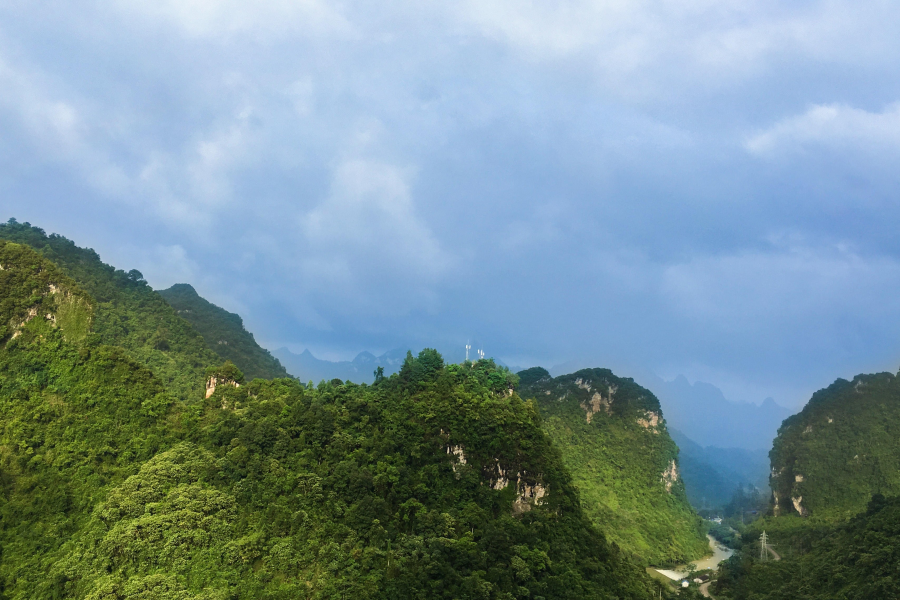 靖西这条网红高速公路美呆了，青山绿水，感觉游走在丹青水墨的山水画廊一样 - 靖西市·靖西网