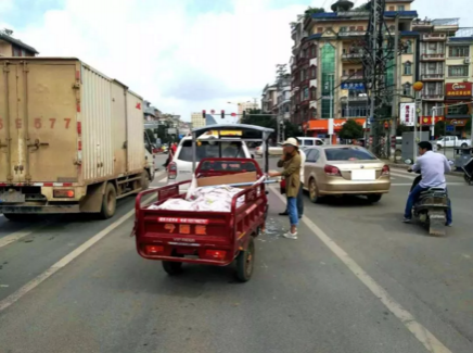 靖西城区轿车，三轮车司机都烦恼的追尾事故 - 靖西市·靖西网