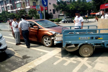 靖西城区轿车，三轮车司机都烦恼的追尾事故 - 靖西市·靖西网