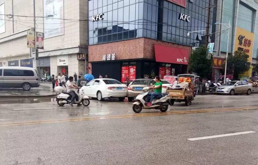 一大早的，2轿车就秀“恩爱”.... - 靖西市·靖西网