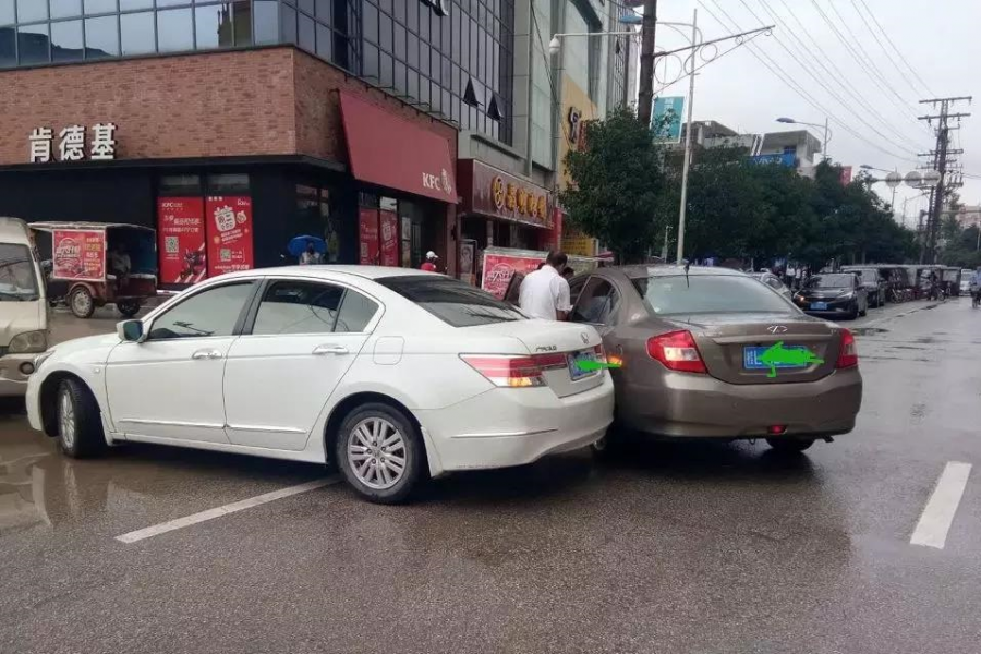 一大早的，2轿车就秀“恩爱”.... - 靖西市·靖西网