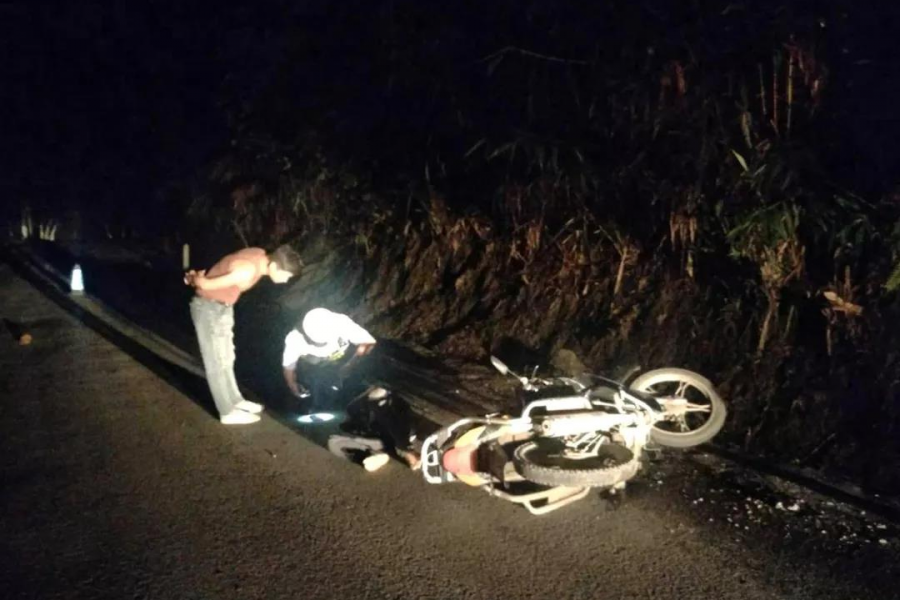 深夜，靖西一男子横躺公路边…… - 靖西市·靖西网