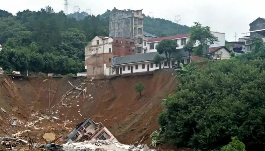 高楼突然倒塌、民房被掩埋、校园被泥石流冲击......广西人，请警惕暴雨！ - 靖西市·靖西网