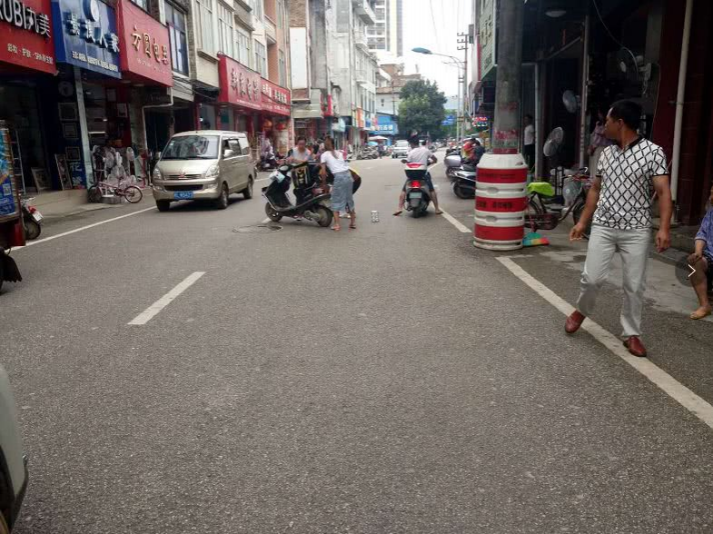 一外卖女骑手在步行街突然摔倒…… - 靖西市·靖西网